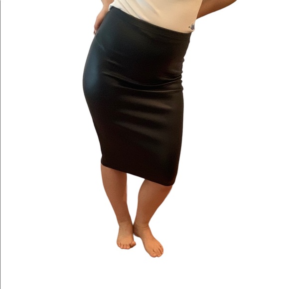 Black ‘Pleather’ Body Hugging Pencil Skirt - Picture 4 of 7